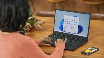 Женщина работает с ноутбуком под управлением Windows 11
